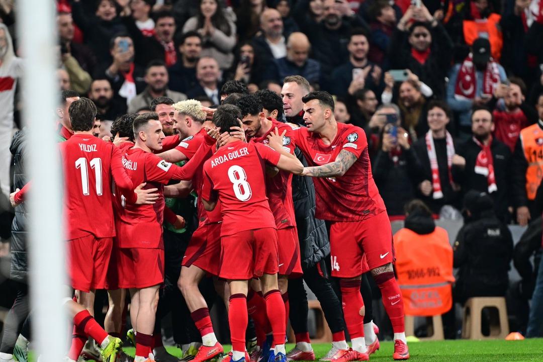 Nihat Kahveci den Milli yıldıza dev &ouml;vg&uuml;! Bu sefer onun i&ccedil;in &ccedil;ıldırdı 5