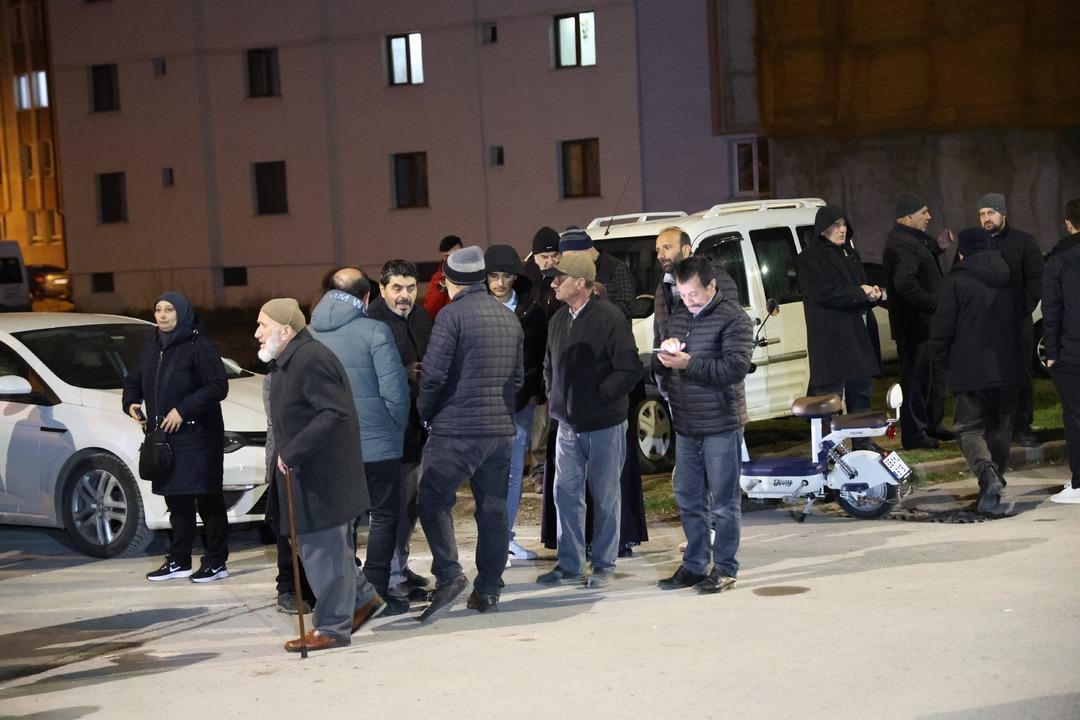 Kişi başı 1500 dolar &ouml;dediler! Mekke u&ccedil;ağını bekleyen umreciler soluğu karakolda aldılar 2