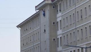  Yurdun camına &ccedil;ıkan gen&ccedil; hava yastığına atladı