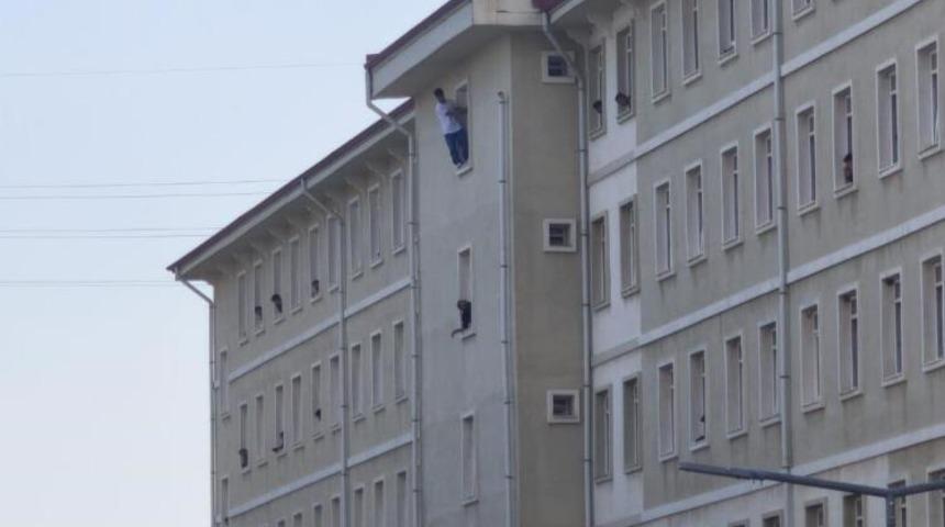 Muğla'da korku dolu anlar: Yurdun camına &ccedil;ıkan gen&ccedil; hava yastığına atladı