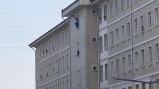 Muğla'da korku dolu anlar: Yurdun camına çıkan genç hava yastığına atladı