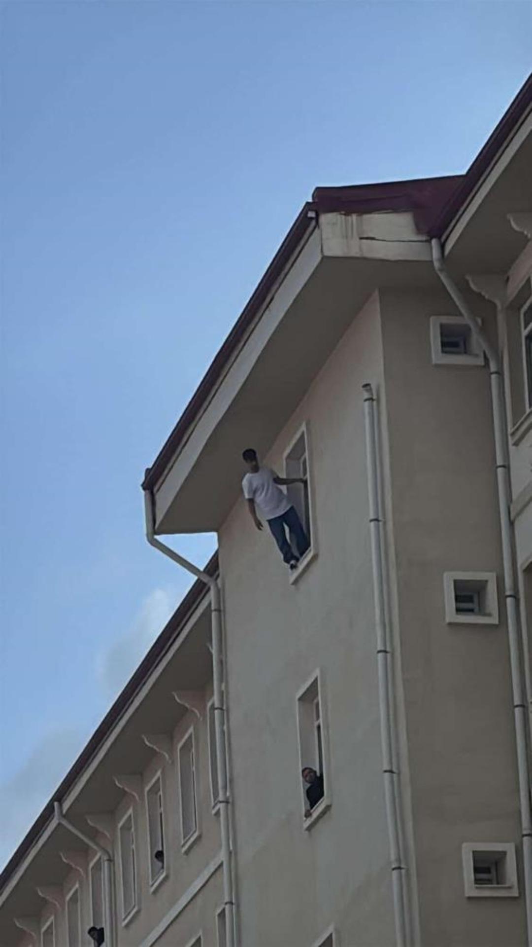 Muğla da korku dolu anlar: Yurdun camına çıkan genç hava yastığına atladı 1