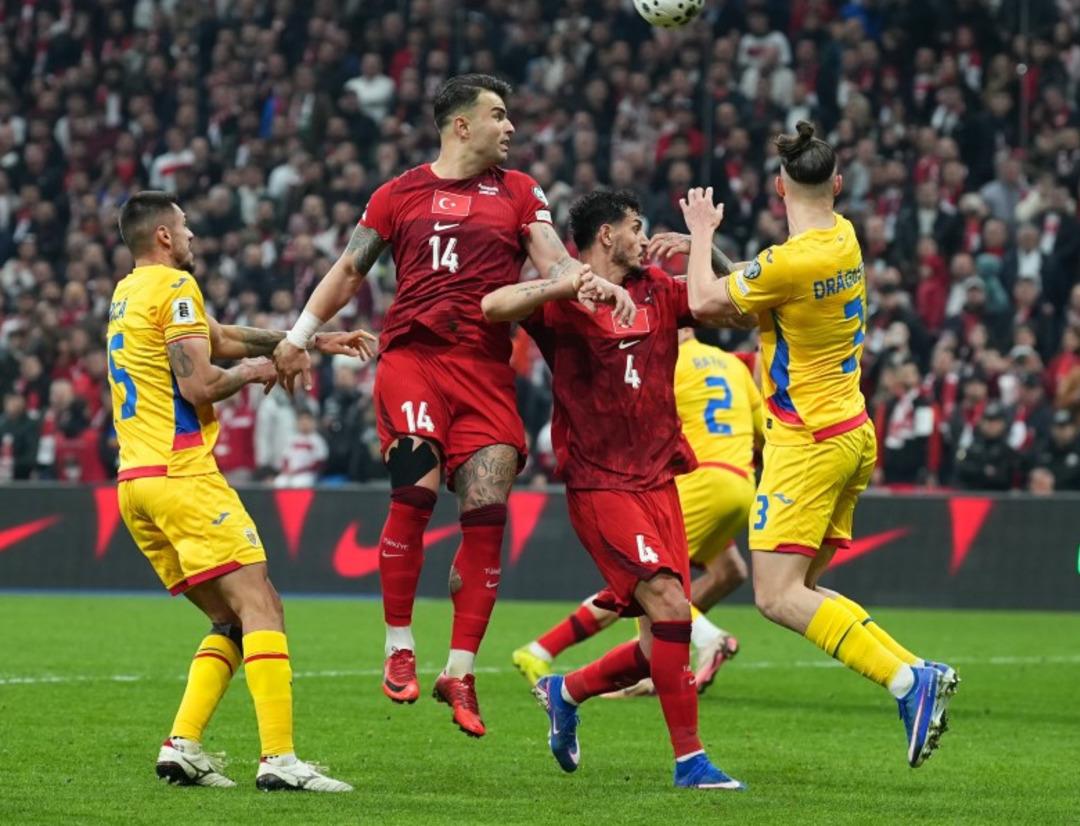 SON DAKİKA | T&uuml;rkiye ye elenen Romanya da Tanase &ccedil;ıldırdı, takım arkadaşının kafasına sandalye fırlattı 2