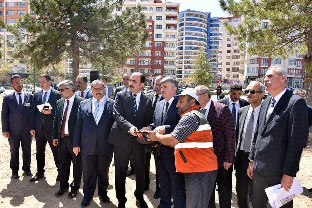 Köprülü kavşak çalışmalarından nakledilen ağaçlar bu parkta yeşeriyor