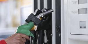 Akaryakıtta tarihin en b&uuml;y&uuml;k zammı! Litresi 80 liraya &ccedil;ıkıyor