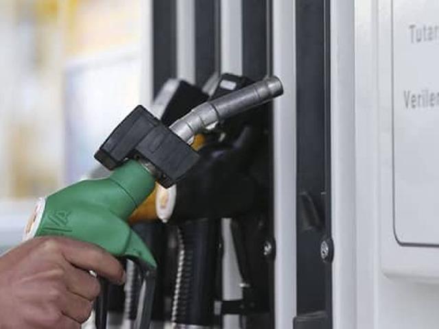 Akaryakıta tarihin en b&uuml;y&uuml;k zammı! Litresi 80 liraya &ccedil;ıkıyor