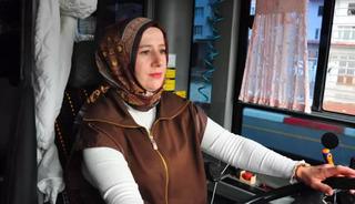 En b&uuml;y&uuml;k hayaliydi: Soma'nın ilk kadın otob&uuml;s şof&ouml;r&uuml; oldu!