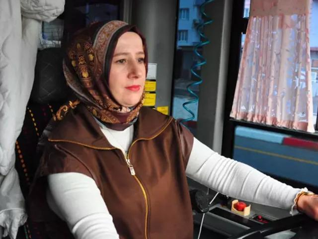 En b&uuml;y&uuml;k hayaliydi: Soma'nın ilk kadın otob&uuml;s şof&ouml;r&uuml; oldu!