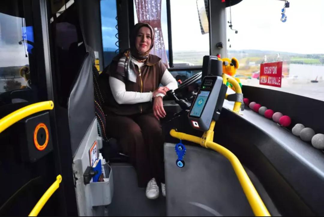 En b&uuml;y&uuml;k hayaliydi: Soma nın ilk kadın otob&uuml;s şof&ouml;r&uuml; oldu! 3