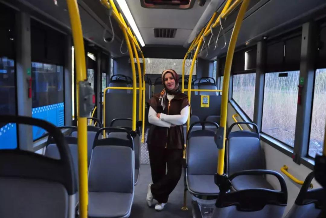 En b&uuml;y&uuml;k hayaliydi: Soma nın ilk kadın otob&uuml;s şof&ouml;r&uuml; oldu! 2