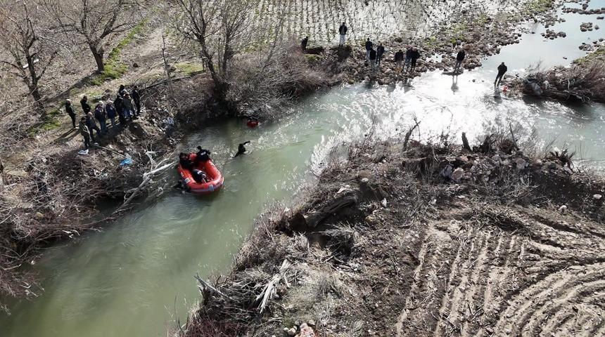 Kaybolan otizmli &ccedil;ocuk hem suda hem de karada aranıyor