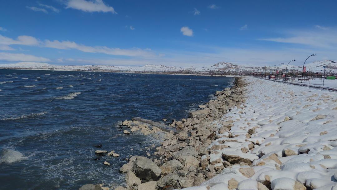 Van g&ouml;l&uuml;n&uuml;n derinliklerindeki sır &ccedil;&ouml;z&uuml;ld&uuml;! G&ouml;l&uuml;n altında gizli fabrika &ccedil;alışıyor 6