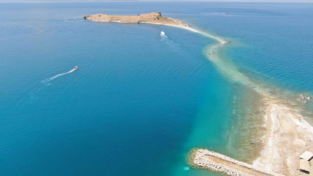 Van gölünün derinliklerindeki sır çözüldü! Gölün altında gizli fabrika çalışıyor