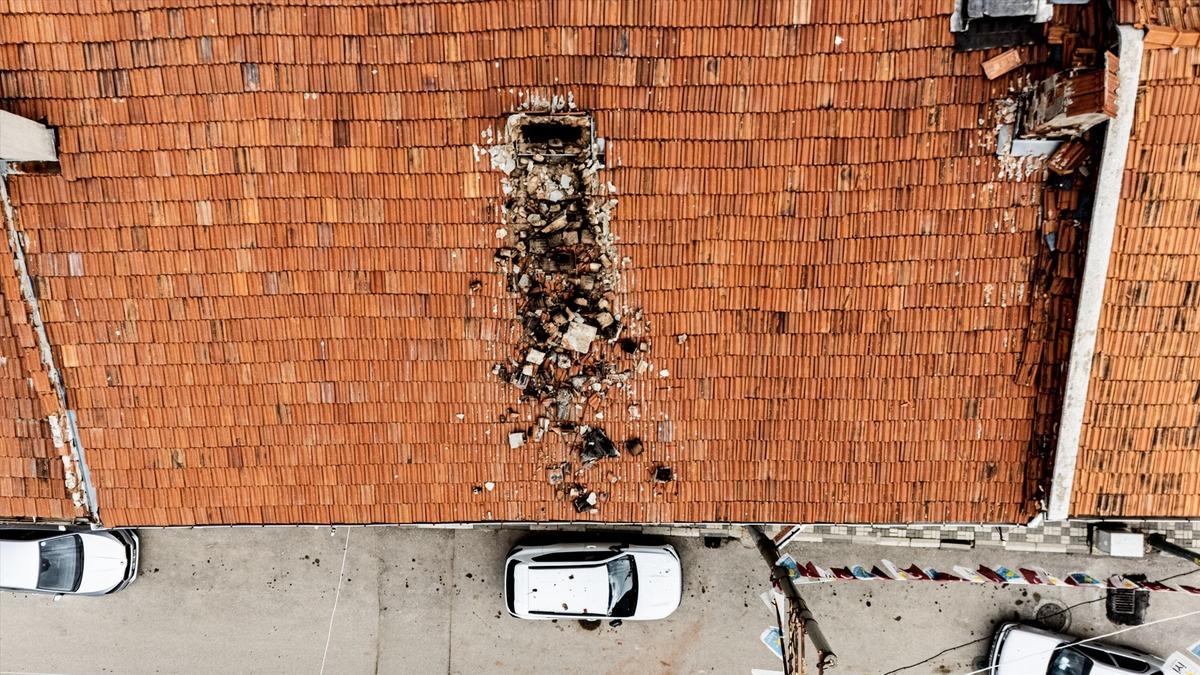 Çürüyen baca otomobilin üzerine yıkıldı - Güncel Haberler