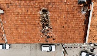 &Ccedil;&uuml;r&uuml;yen baca otomobilin &uuml;zerine yıkıldı