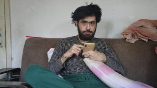 3 yıl sonra duş alıp, tıraş olmuştu! Telefon bağımlısı gencin son hali ortaya çıktı