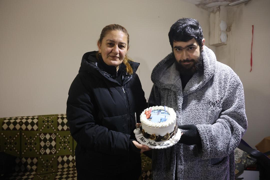 3 yıl sonra duş alıp, tıraş olmuştu! Telefon bağımlısı gencin son hali ortaya &ccedil;ıktı 5