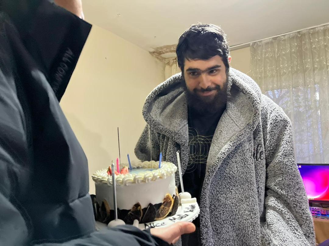 3 yıl sonra duş alıp, tıraş olmuştu! Telefon bağımlısı gencin son hali ortaya &ccedil;ıktı 4