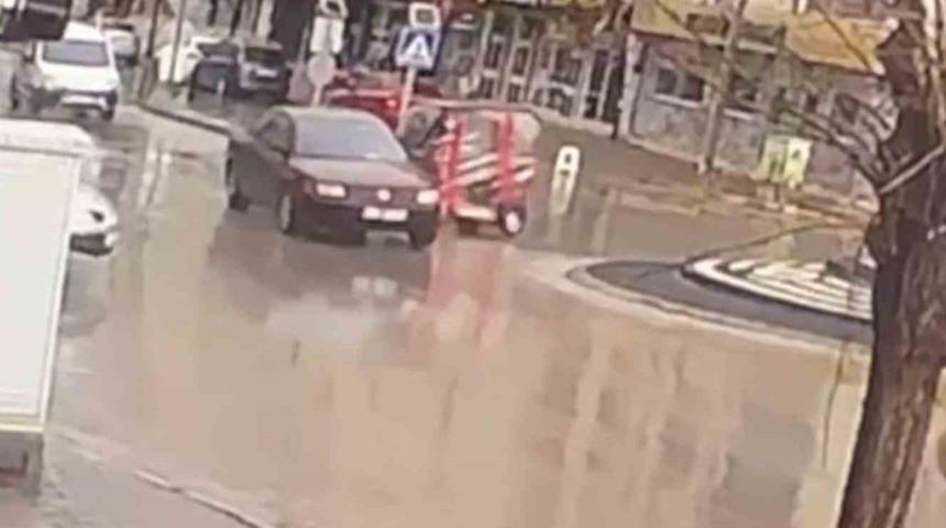 Otomobille &ccedil;arpışan &uuml;&ccedil; tekerlekli elektrikli bisiklet devrildi: 1 yaralı