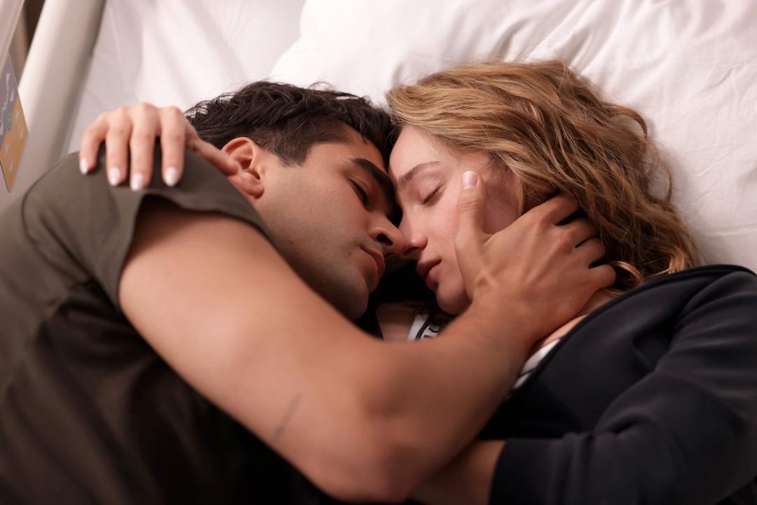 Mert Ramazan Demir ve Miray Daner in ateşli sahneleri g&uuml;ndemde! Bize Bi şey Olmaz sosyal medyayı ikiye b&ouml;ld&uuml;  1