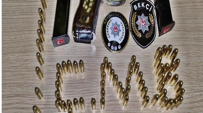 Polis &ccedil;eşitli su&ccedil;lardan aranan 20 kişiyi yakaladı