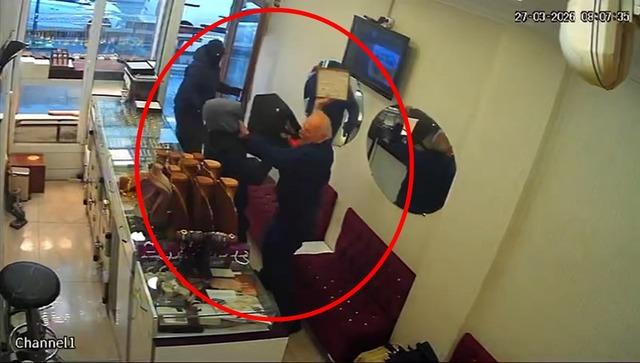 Kuyumcuda korkun&ccedil; anlar! D&uuml;kkan sahibi altınları d&uuml;zeltirken neye uğradığını şaşırdı 6