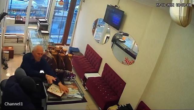 Kuyumcuda korkun&ccedil; anlar! D&uuml;kkan sahibi altınları d&uuml;zeltirken neye uğradığını şaşırdı 7