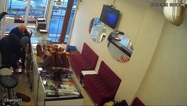 Kuyumcuda korkun&ccedil; anlar! D&uuml;kkan sahibi altınları d&uuml;zeltirken neye uğradığını şaşırdı 5