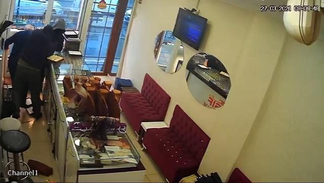 Kuyumcuda korkun&ccedil; anlar! D&uuml;kkan sahibi altınları d&uuml;zeltirken neye uğradığını şaşırdı 3