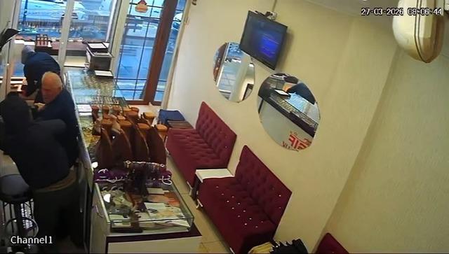 Kuyumcuda korkun&ccedil; anlar! D&uuml;kkan sahibi altınları d&uuml;zeltirken neye uğradığını şaşırdı 2