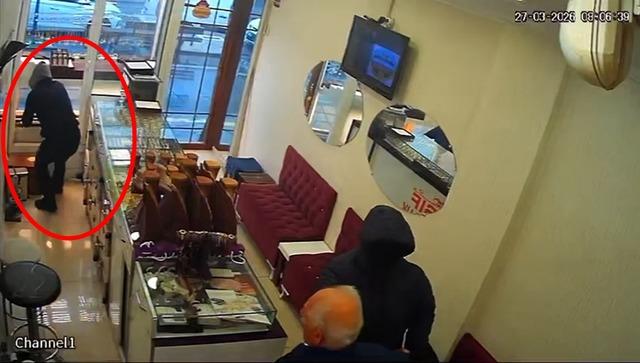 Kuyumcuda korkun&ccedil; anlar! D&uuml;kkan sahibi altınları d&uuml;zeltirken neye uğradığını şaşırdı 1