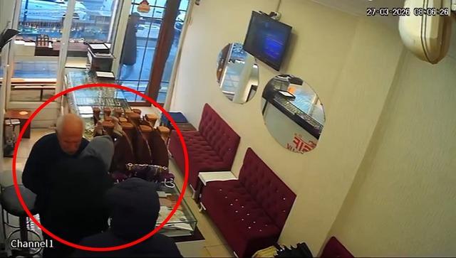 Kuyumcuda korkun&ccedil; anlar! D&uuml;kkan sahibi altınları d&uuml;zeltirken neye uğradığını şaşırdı 4