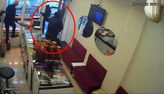 Kuyumcuda korkun&ccedil; anlar! D&uuml;kkan sahibi altınları d&uuml;zeltirken neye uğradığını şaşırdı