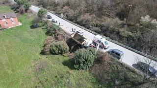 Arnavutköy'de hafriyat kamyonu çayırlık alana uçtu, ağaçlar devrildi!