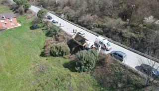 Hafriyat kamyonu &ccedil;ayırlık alana u&ccedil;tu, ağa&ccedil;lar devrildi!