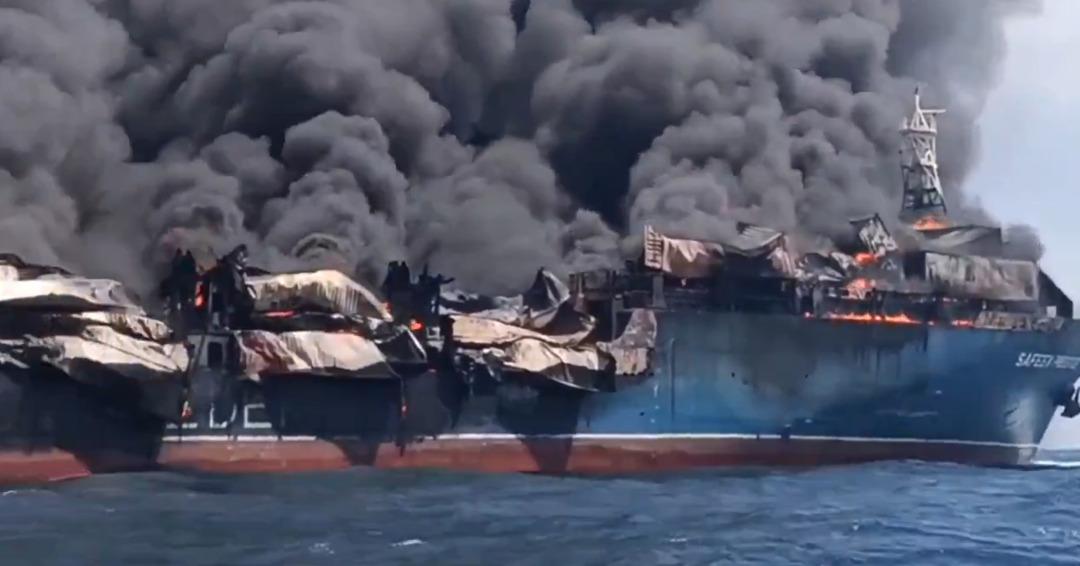 Savaşta 28. gün... İran Hürmüz Boğazı nı kapattı, dakikalar sonra görüntüler geldi: Dev gemi vuruldu 1