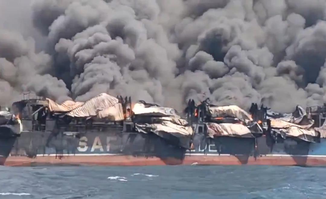 Savaşta 28. gün... İran Hürmüz Boğazı nı kapattı, dakikalar sonra görüntüler geldi: Dev gemi vuruldu 2