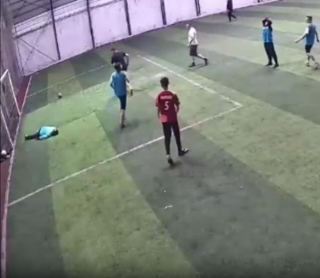 Halı sahada acı olay! G&ouml;ğs&uuml;ne top geldi, hayatını kaybetti 1