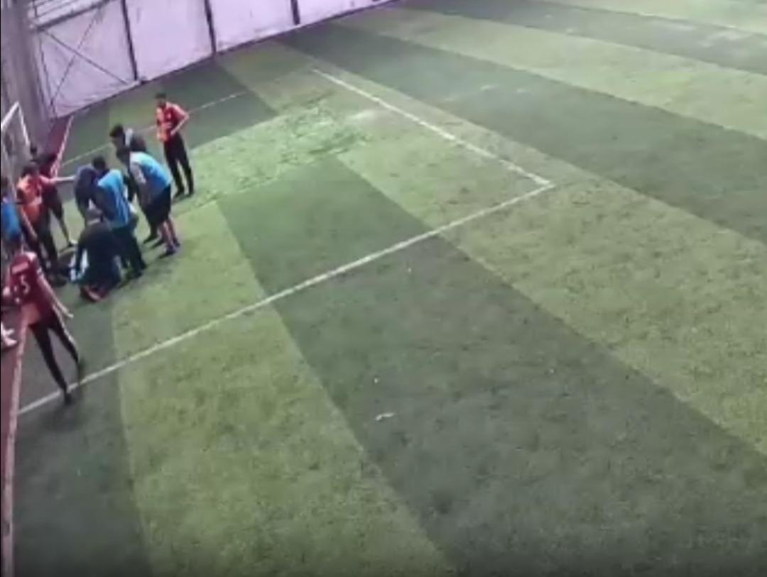 Halı sahada acı olay! G&ouml;ğs&uuml;ne top geldi, hayatını kaybetti 2