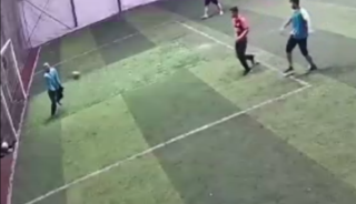 Halı sahada acı olay! G&ouml;ğs&uuml;ne top geldi, hayatını kaybetti