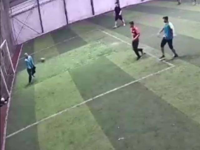 Halı sahada acı olay! G&ouml;ğs&uuml;ne top geldi, hayatını kaybetti