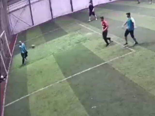 Halı sahada acı olay! G&ouml;ğs&uuml;ne top geldi, hayatını kaybetti