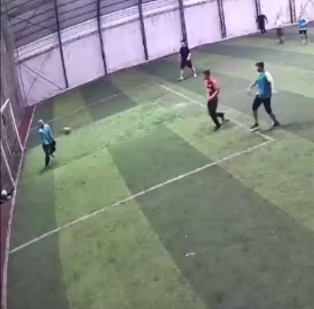 Halı sahada acı olay! Göğsüne top geldi, hayatını kaybetti