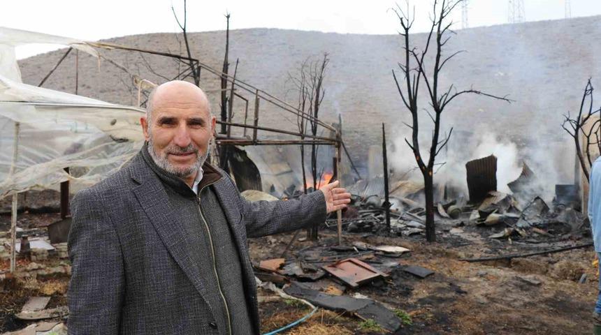 Oltu&rsquo;da yangın: Arı kovanları yandı! 2 bu&ccedil;uk milyon lira maddi kayıp tespit edildi