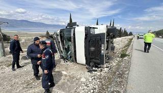 Alkoll&uuml; s&uuml;r&uuml;c&uuml;n&uuml;n kullandığı tır yan yattı: 1 yaralı