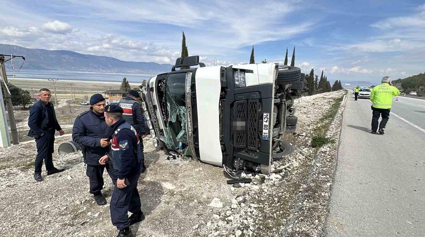 Alkoll&uuml; s&uuml;r&uuml;c&uuml;n&uuml;n kullandığı tır yan yattı: 1 yaralı