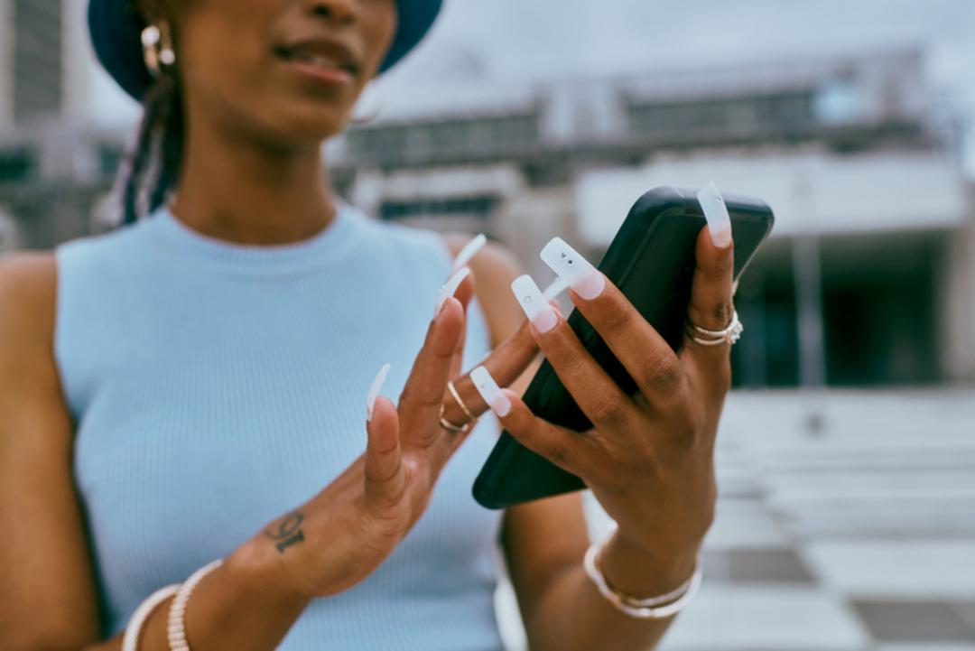 Uzun tırnaklarda yeni d&ouml;nem başlıyor: Dokunmatik ekranları algılayan oje geliştirildi  2