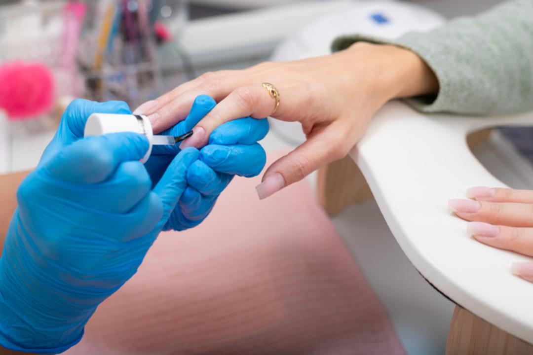 Uzun tırnaklarda yeni d&ouml;nem başlıyor: Dokunmatik ekranları algılayan oje geliştirildi  3