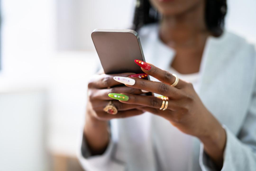 Uzun tırnaklarda yeni d&ouml;nem başlıyor: Dokunmatik ekranları algılayan oje geliştirildi  4