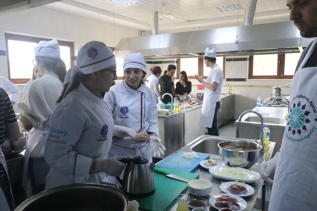 Avrupayı aşçılar, Gaziantep’te yemek yapmayı öğreniyor